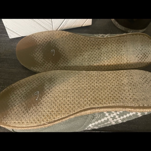 Light green size 11 Toms. Some wear but good condition. - Picture 3 of 3